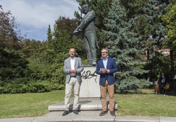 Marek Vrabec a Robert Kolář u sochy A.D. v Nelahozevsi